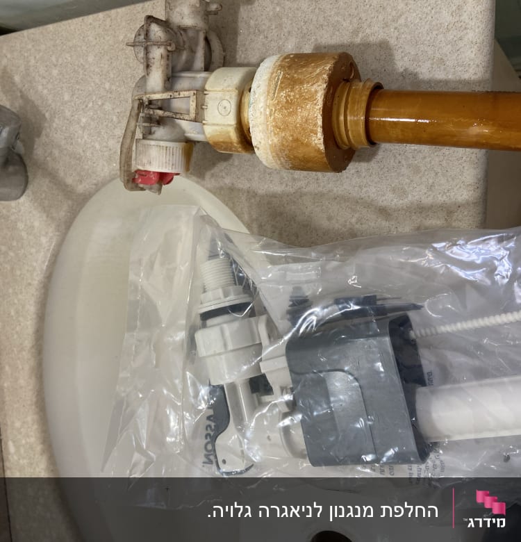 חלקי אינסטלציה על כיור בחדר אמבטיה